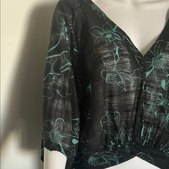 Free People, Woman’s Size M Floral Black and Green Top - Picture 2 of 7